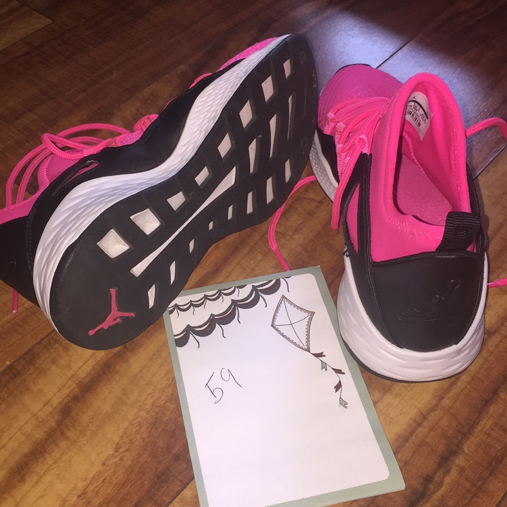 Jordans size 4 1/2 youth neon pink black like new - Picture 4 of 6